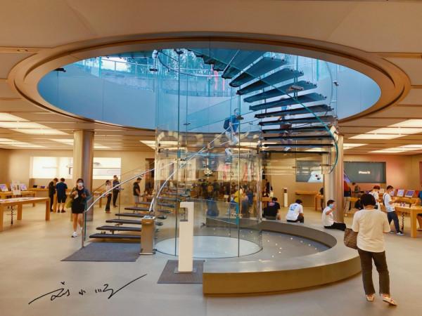 上海“最美”蘋果直營店,剛開始有個設計缺陷,幸好現在已彌補 上海“最美”蘋果直營店,剛開始有個設計缺陷,幸好現在已彌補