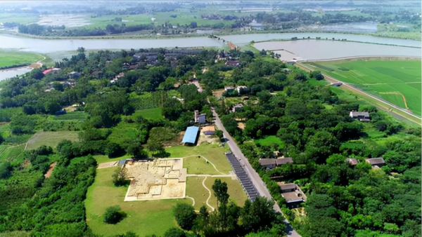 1985年小村莊挖出大型墓葬群，陪葬品價值連城，距今已經5300多年