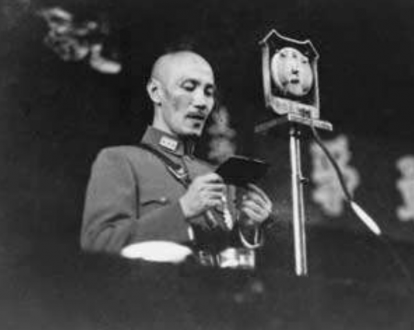 1949年，蔣介石正在別墅午睡，侍衛長推門而入：共軍衝破長江防線