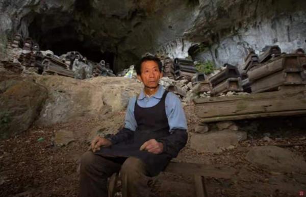 一位貴州守棺人:白天工地搬磚、晚上住山洞守棺,每月工資300元 一位貴州守棺人:白天工地搬磚、晚上住山洞守棺,每月工資300元
