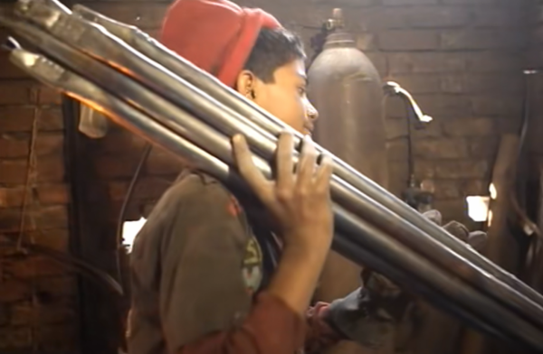 童工成災的孟加拉,孩子會走路就要幹活,沒有夢想只為生存 童工成災的孟加拉,孩子會走路就要幹活,沒有夢想只為生存