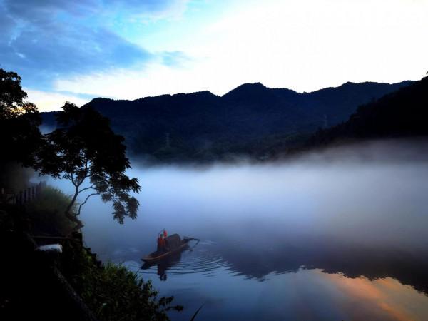 霧漫小東江,天上人間兩茫茫 霧漫小東江,天上人間兩茫茫