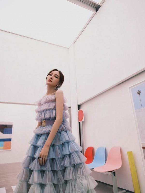 韓國回來的孟佳就是厲害，蛋糕裙也能穿出“女團風”，時髦又減齡