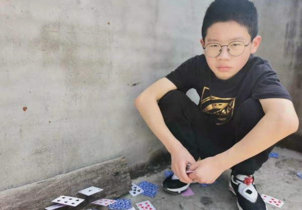 四川14歲初中生，玩撲克牌賺了幾十萬，上過央視，被稱李小龍第二