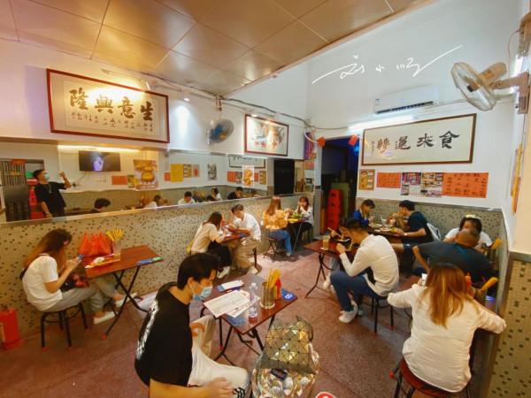 廣東佛山市中心有個復古茶餐廳，藏在小巷裡，遊客還以為到了香港