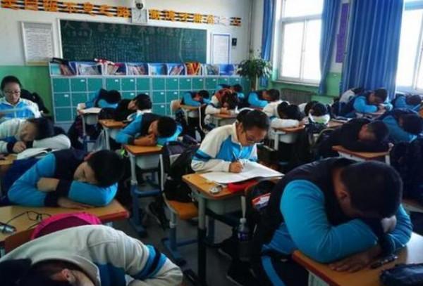 為什麼到了高中，城裡的學生沒有農村學生的後勁足？老師道出實情