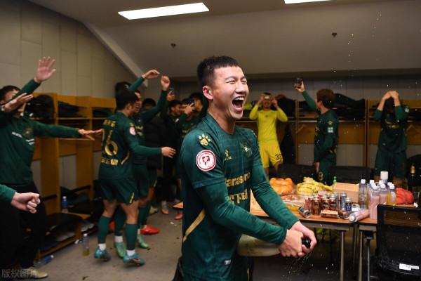 厲害！魯能青訓球員以核心身份率三隊衝超 泰山隊一做法令人讚歎