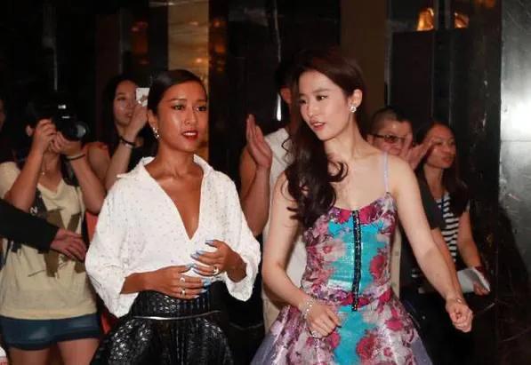 娛樂圈裡的4張明星合影，真&OpenCurlyDoubleQuote;尷尬&rdquo;，這輩子也都不想再看見