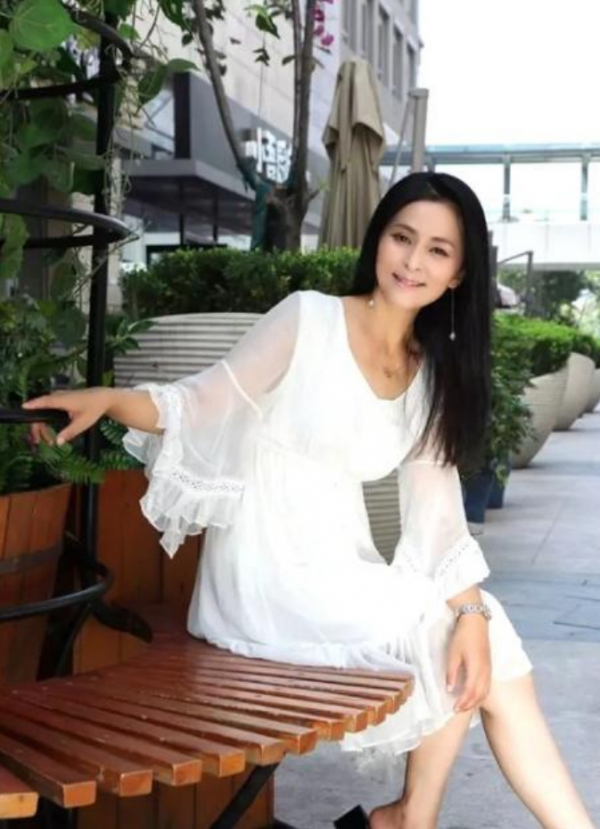 黃志忠：拋棄13年糟糠妻，愛上小3歲柯藍，52歲仍單身，他後悔嗎