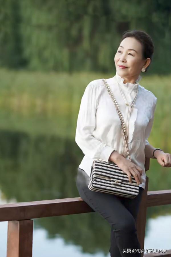 這才是50歲女人最美的打扮：“真絲衫+九分小腳褲”，優雅好精緻