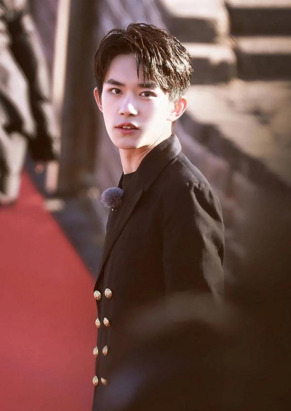 週五的快樂是來自易烊千璽弟弟的美貌暴擊