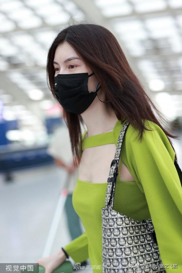 何穗穿草綠色針織衫肌膚雪白透亮 拎行李箱展超模氣場