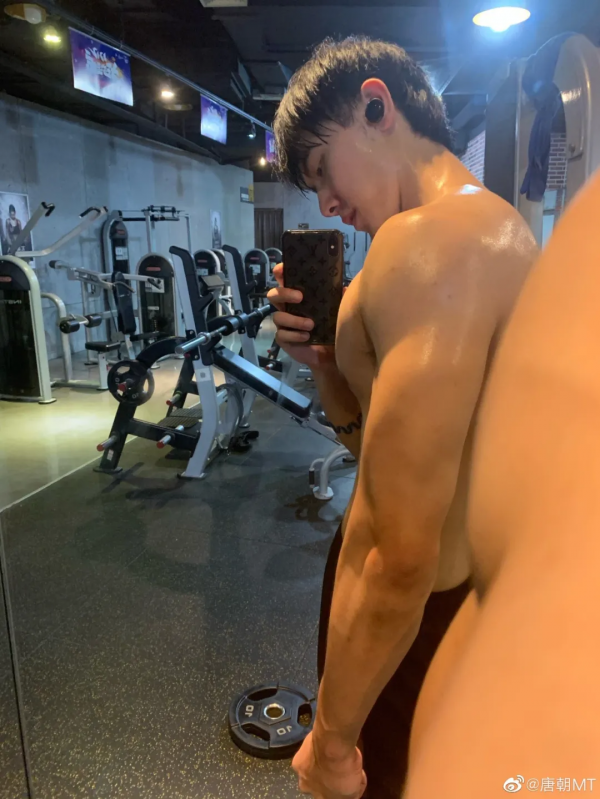 cos王者榮耀達摩的小哥火了！一身肌肉媲美漫畫人物，網友：真帥