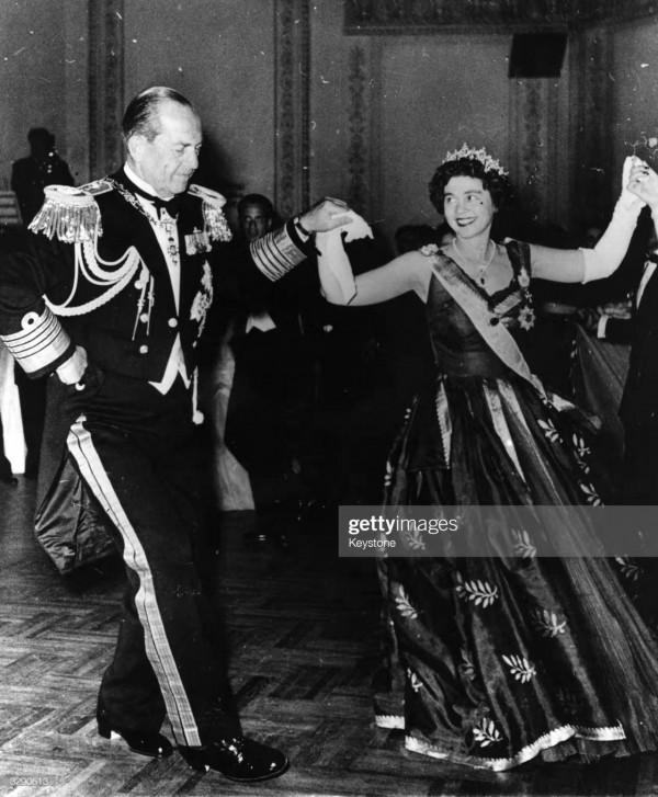 西班牙老王后穿十年前舊衣參加婚禮,一枚紅寶石吊墜,用意深刻 西班牙老王后穿十年前舊衣參加婚禮,一枚紅寶石吊墜,用意深刻