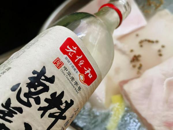 梅菜扣肉的正宗做法，軟爛入味不油膩，年夜飯露兩手，撐得住場面