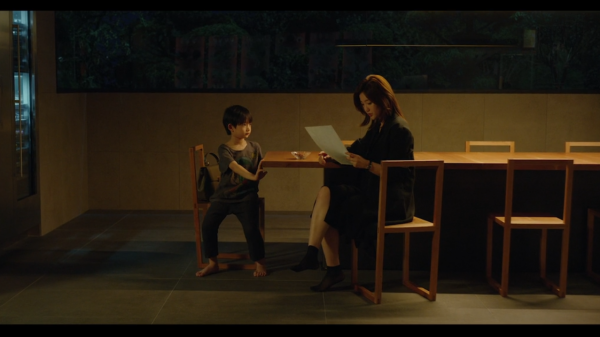 韓國高分電影《寄生蟲》地下室的一家四口，寄生於富人家庭（上）