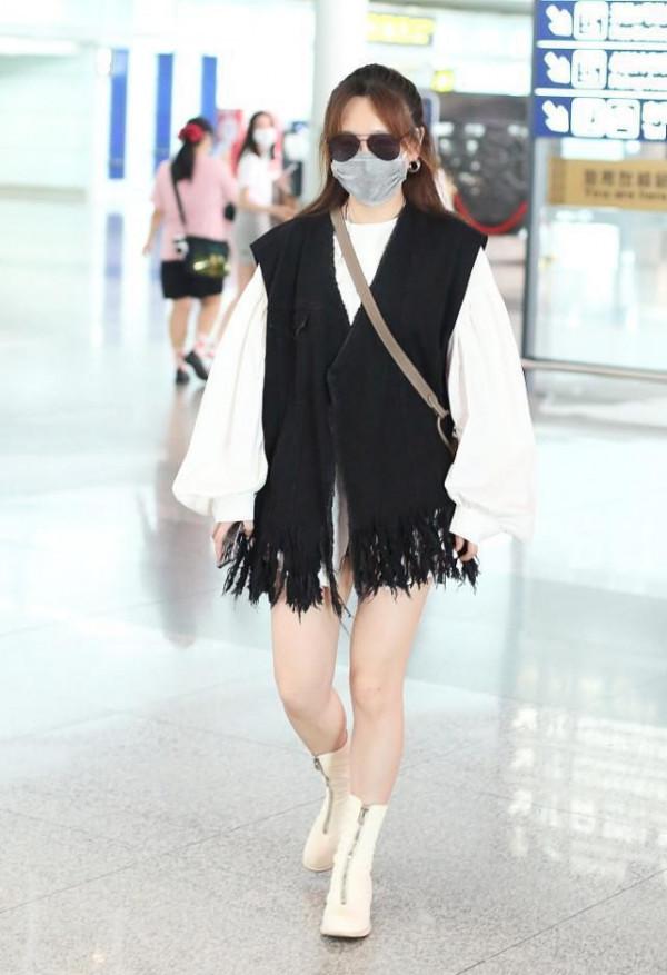 薛佳凝把自己穿成“糰子”，衛衣配馬甲省掉褲子，穿出潮女的氣質