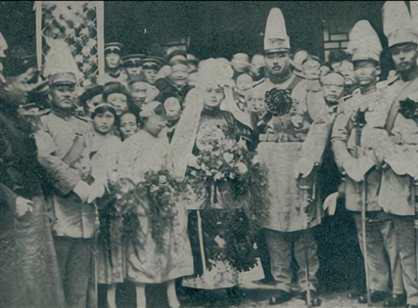 曾擁有世界上最多私人軍隊，妻子是新中國首批女部長，他是誰？