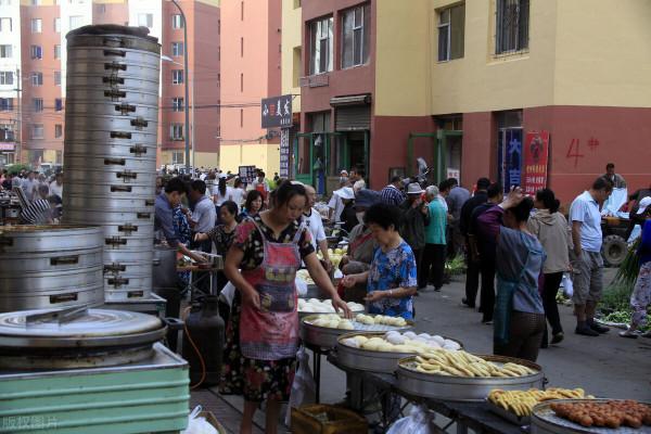 到底是誰讓經濟蕭條、錢難掙了？從電商直播看懂未來經濟