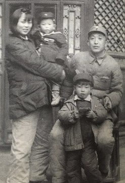 賀龍回鄉，有位女將人未到聲先到，她一進門，轉手就交出1000多人