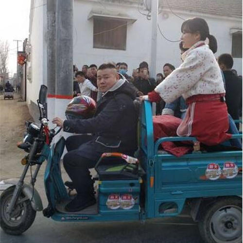 明星迴村“土味現形記”：舞臺上有多光鮮亮麗，回家就有多接地氣