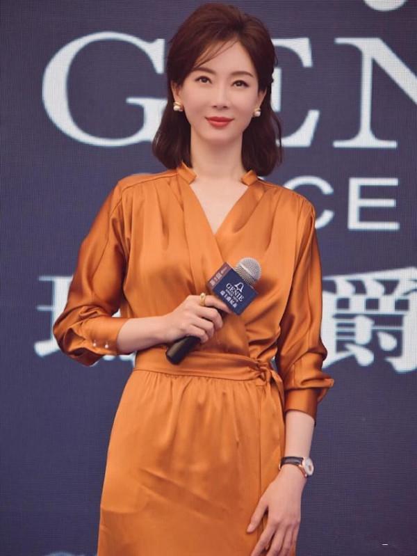 陳數真大意“睡袍裙”皺巴巴的,人再美再有氣質也抵不住瑕疵啊 陳數真大意“睡袍裙”皺巴巴的,人再美再有氣質也抵不住瑕疵啊