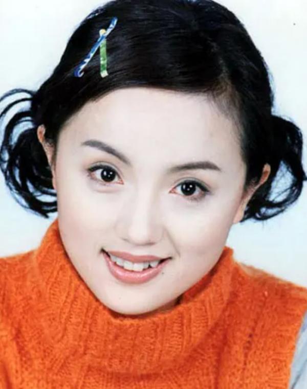 朱媛媛：32歲嫁13年初戀，47歲還是娛樂圈的一股清流