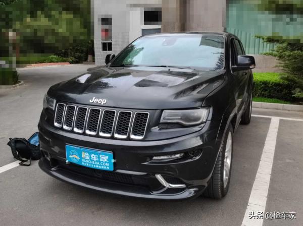 曾經的&OpenCurlyDoubleQuote;最速SUV&rdquo;，這輛6&period;4排量的JEEP大切諾基，還值45萬嗎？