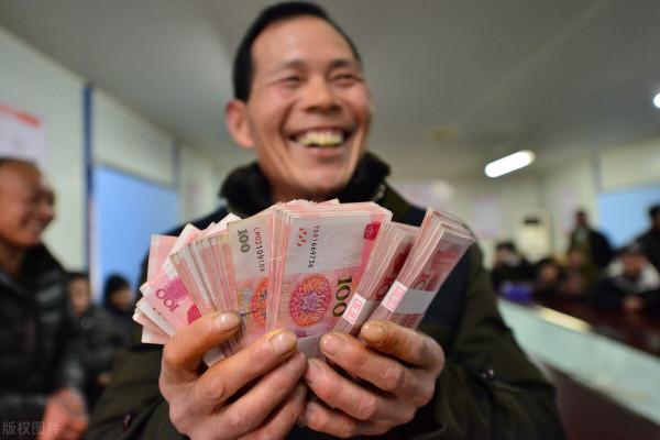 有100萬存款的農民個體戶和每月6000的退休老師，哪個活得更舒服
