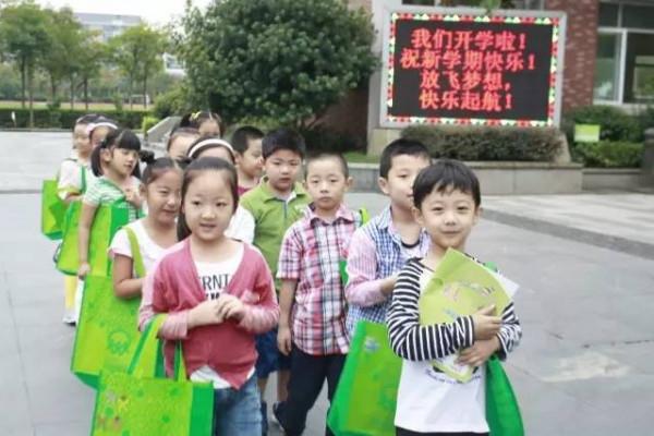 9月1日前孩子滿六週歲才能上小學，家長深表不滿，我孩子趕不上