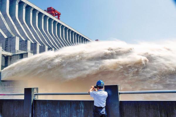 開啟全部閘門，放光三峽水庫裡的水，需要多長時間？