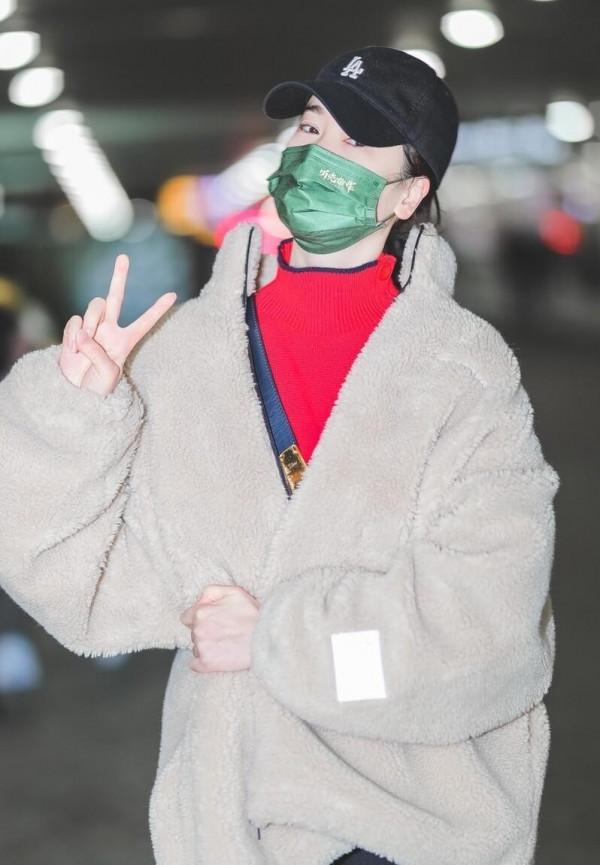 左小青孩子都10歲了,可打扮得還挺嬌俏,羊羔毛配瑜伽褲太稚嫩 左小青孩子都10歲了,可打扮得還挺嬌俏,羊羔毛配瑜伽褲太稚嫩