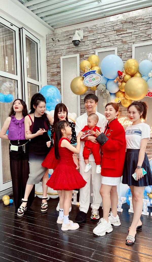 乾弟弟兒子週歲宴太有排場，李小璐祖孫三代捧場，穿禮服打扮隆重