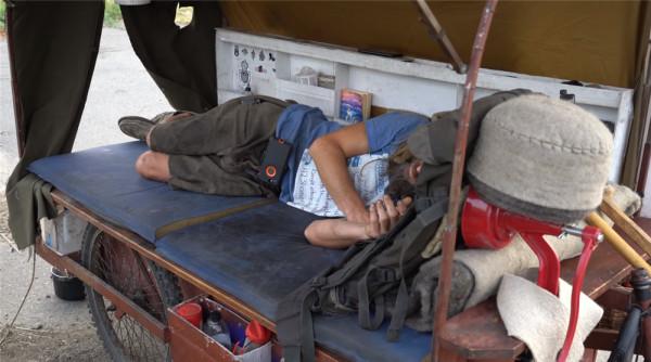 他住在2㎡破舊三輪車中，養4只羊為伴，邊牧羊邊流浪轉眼已過12年