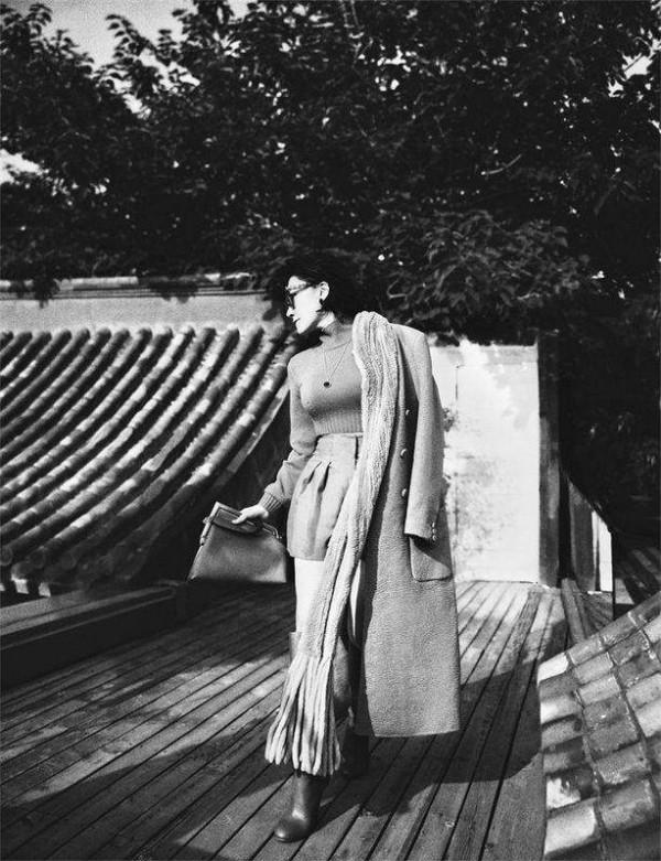 許晴屋頂拍“楓葉系”質感寫真 風衣搭配長靴造型更時尚