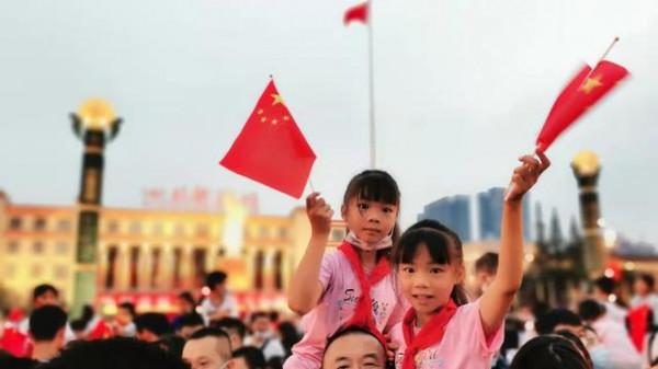 國慶長假第一天,成都天府廣場看升國旗,沒看到升旗手的颯爽英姿 國慶長假第一天,成都天府廣場看升國旗,沒看到升旗手的颯爽英姿