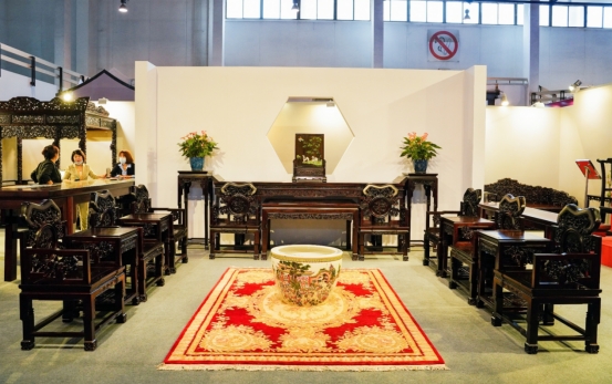 2021中國紅博會9月北京成功舉辦，小葉紫檀素面大頂箱櫃震撼登場