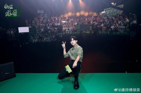 易烊千璽和粉絲的新合照久違的大合照，每次見面都是愛的奔赴