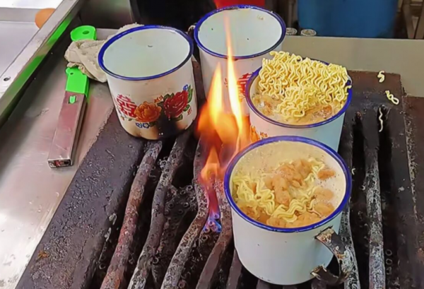 河南大叔用茶缸煮泡麵40年,賣7元一碗走俏,卻被懂行人催換鍋 河南大叔用茶缸煮泡麵40年,賣7元一碗走俏,卻被懂行人催換鍋