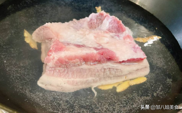 過年做梅菜扣肉，掌握好4點竅門，誰做都成功，酥爛不膩香氣濃郁