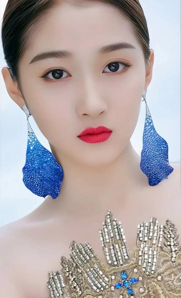 詩韻飛揚 / 高蘭德 四十春秋尋一夢，三千鐵騎踏邊城