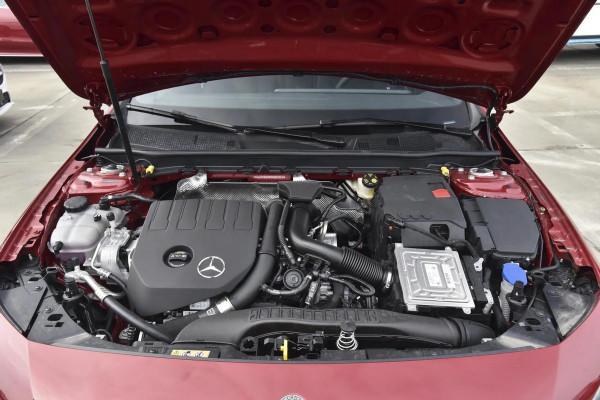 賓士的純進口掀背車，23&period;68萬起，油耗低至5&period;6L，實拍進口賓士A級