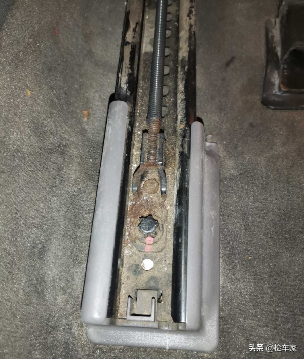 5萬買臺賓士E級,外表光鮮亮麗內飾破敗不堪,網友:就怕養不起 5萬買臺賓士E級,外表光鮮亮麗內飾破敗不堪,網友:就怕養不起