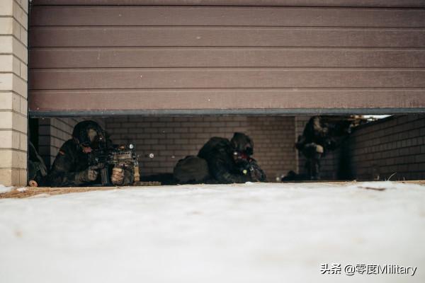 水積成川：車臣戰爭中被擊毀的T-72B坦克 採訪軍犬的波蘭女記者