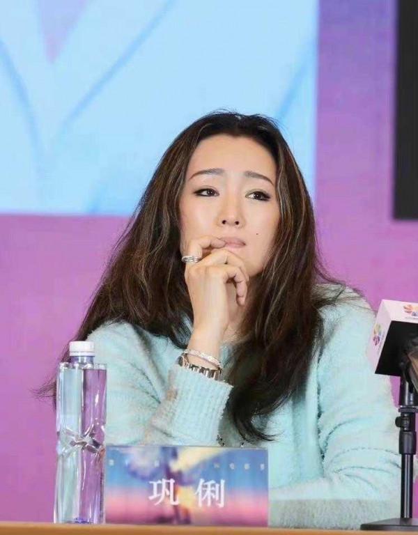 鞏俐真厲害！穿毛衣配牛仔褲氣場依舊強大，換別人就顯廉價了