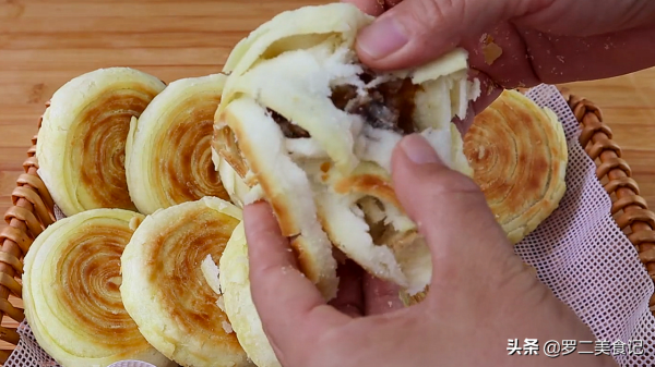 10塊錢一斤的酥餅教你在家做，層層酥脆，一咬就掉渣，比買的好吃