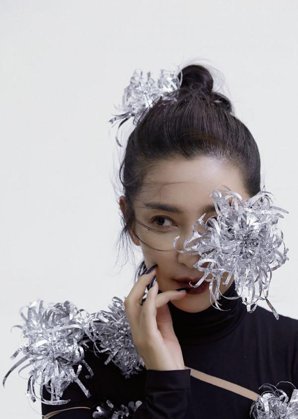 李冰冰秋日巾幗大片大氣磅礴 身披戰甲氣勢滿分