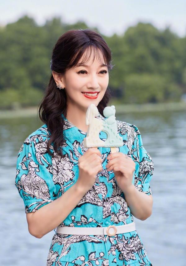 66歲趙雅芝的髮型真好看！空氣劉海時尚減齡，配棕色髮色優雅大氣