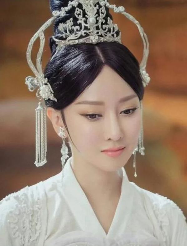 有種“整容”叫薩頂頂卸妝，神婆變女神，網友：你早這樣早就紅了