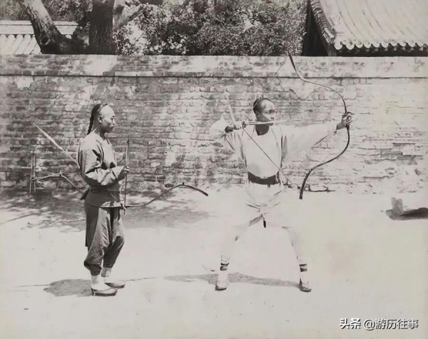 100多年前的晚清社會，慈禧出逃後的寢宮，仍有守衛在看守